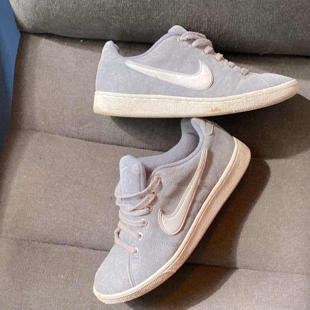 grey and white suede leather Nike’s. Classic tennis shoe, old school style.